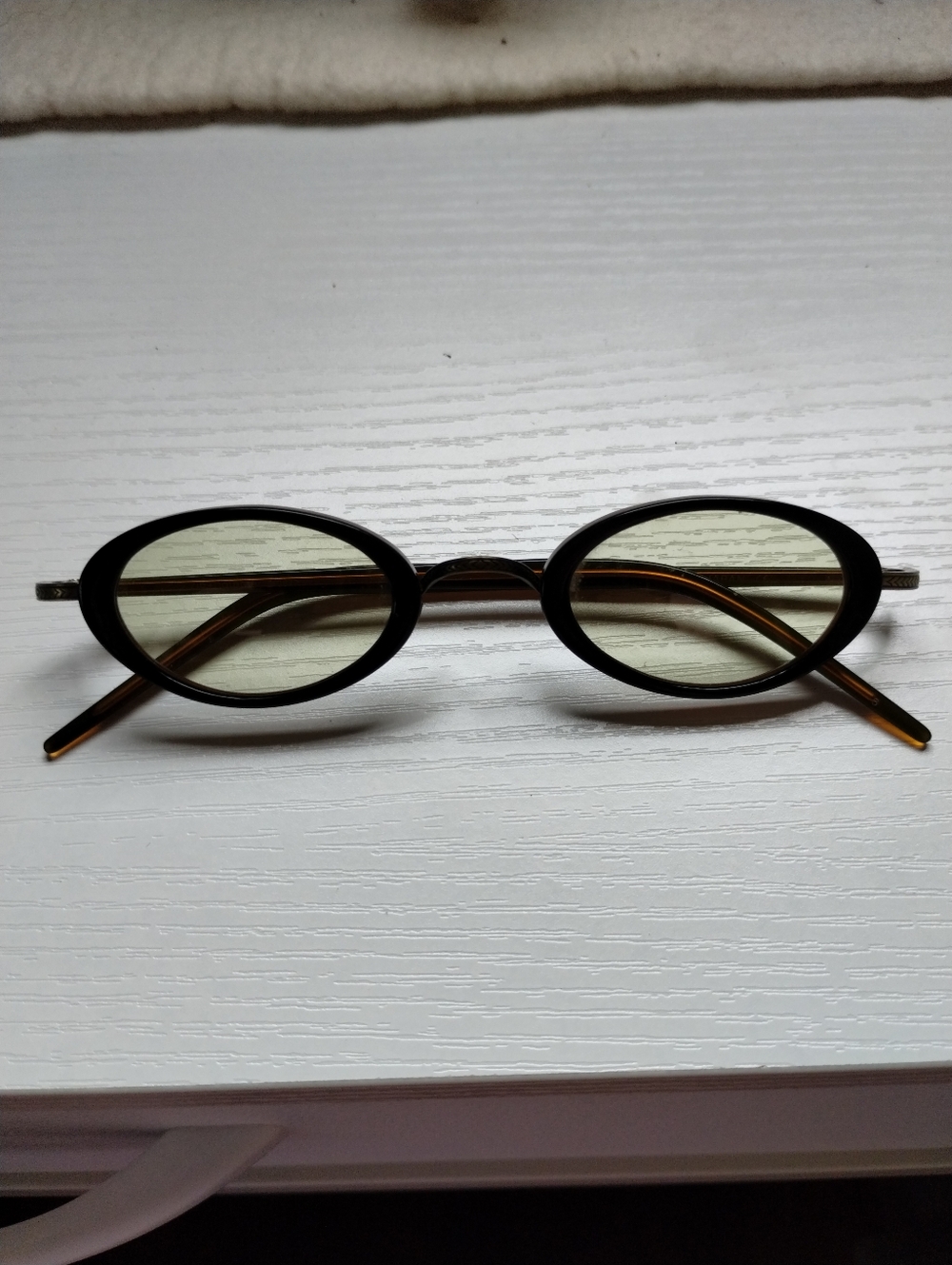Black Oval Vintage-Style Sunglasses